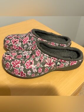 Crocs Freesail graphic lined croc, women’s 8, floral, fleece lined, gray, pink